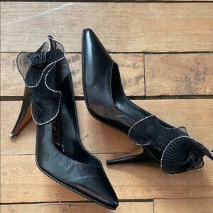 Vintage Italian black leather pumps with insane gorgeous bowrosettefrill 🎩🕶️♟️